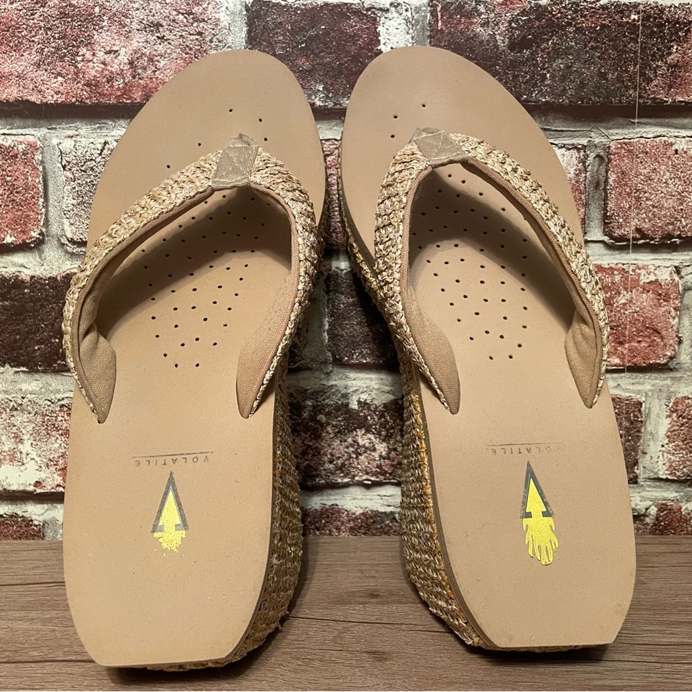 Volatile Women's Audry Wedge Thong Sandals Raffia Natural, Size 9